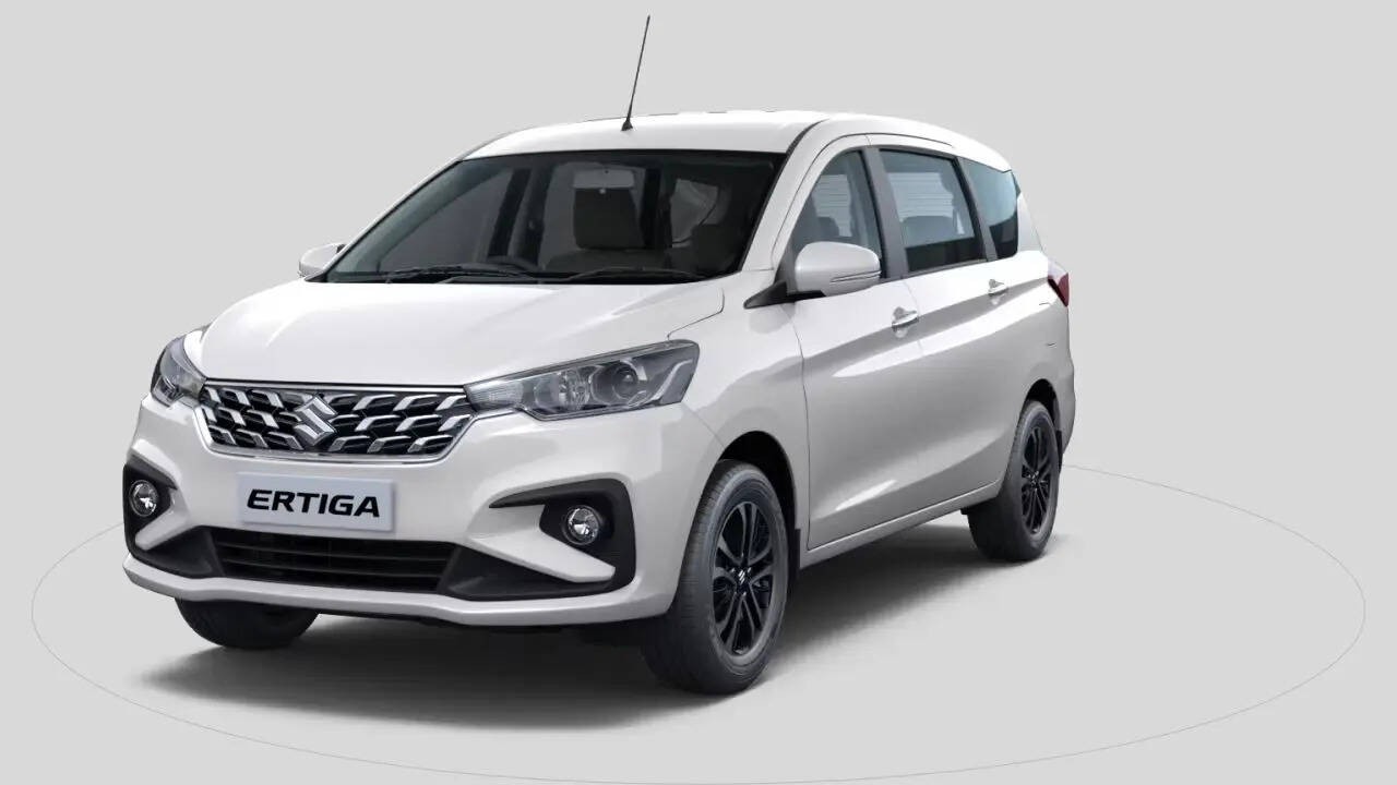 Maruti Suzuki अपनी लोकप्रिय MPV Ertiga के नए अवतार पर भी काम कर रही है। कंपनी 2027 में New-Gen Maruti Ertiga लॉन्च करने की योजना बना रही है, जिसमें नया डिजाइन, ज्यादा स्पेस, आधुनिक फीचर्स और बेहतर सेफ्टी टेक्नोलॉजी देखने को मिल सकती है। 