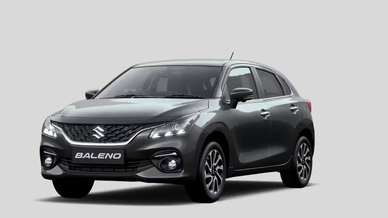 Maruti Suzuki अपनी लोकप्रिय प्रीमियम हैचबैक Baleno के नए अवतार पर भी काम कर रही है। कंपनी 2027 में New-Gen Maruti Baleno को लॉन्च करने की योजना बना रही है, जिसमें पूरी तरह नया डिजाइन, ज्यादा एडवांस फीचर्स और बेहतर सेफ्टी टेक्नोलॉजी देखने को मिल सकती है। इसके साथ ही इसमें इंजन और माइलेज में भी सुधार होने की उम्मीद है, जिससे यह सेगमेंट में और मजबूत पकड़ बना सकेगी।