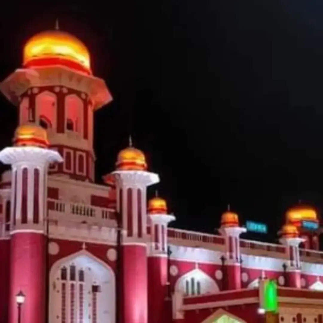 ​शाही लुक​​