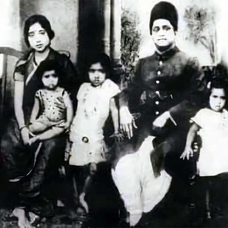 आशा भोसले के माता-पिता 