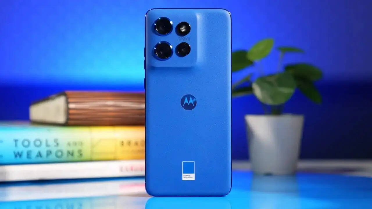 परफॉर्मेंस के लिए Motorola Edge 50 में कंपनी ने Snapdragon 7 Gen 1 AE प्रोसेसर दिया है। इस स्मार्टफोन में 12GB तक की रैम और 512GB तक की स्टोरेज दी है। फोटोग्राफी के लिए इसमें आपको रियर में 50+10+13 मेगापिक्सल का सेंसर दिया गया है। सेल्फी के लिए इसमें 32 मेगापिक्सल का सेंसर दिया गया है।