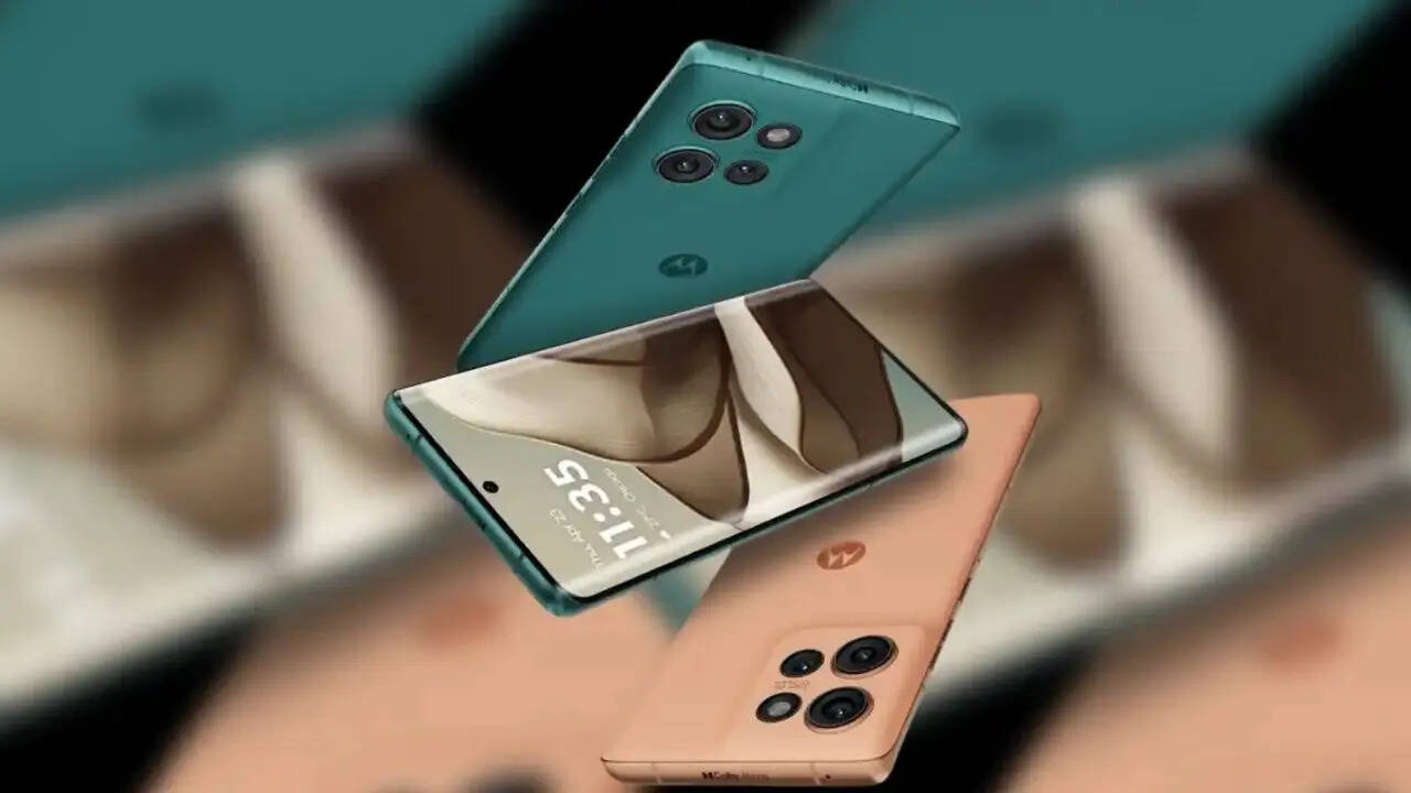 Motorola Edge 50 में कंपनी ने ईको लेदर बैक पैनल दिया है। इसके साथ ही इसमें आपको एल्यूमिनियम फ्रेम का डिजाइन भी मिलता है। कंपनी ने इसमें IP68 रेटिंग भी दी है। कंपनी ने इसमें 6.7 इंच की P-OLED डिस्प्ले दी है जिसमें 120Hz का रिफ्रेश रेट मिलता है। आउट ऑफ द बॉक्स स्मार्टफोन एंड्रॉयड 14 पर रन करता है।