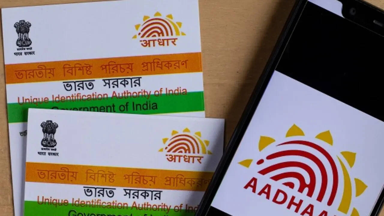 UIDAI ने आधार को अपडेट करने का प्रॉसेस अब बेहद आसान बना दिया है। अब आधार धारकों को अपना मोबाइल नंबर या फिर पतला बदलने के लिए आधार सेंटर जाने की जरूरत नहीं होगी। यूजर्स खुद से ही इन चीजों को अपडेट कर पाएंगे।