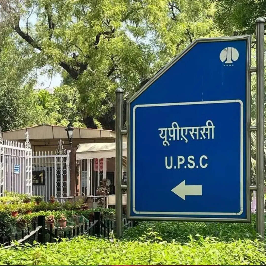 घर से निकलीं