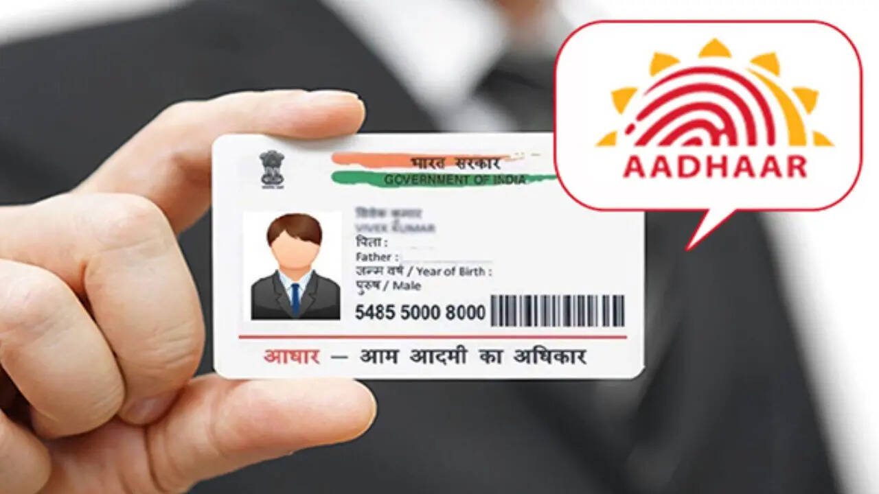 अगर आप आधार कार्ड को अनलॉक करना चाहते हैं तो आधिकारिक वेबसाइट https://uidai.gov.in/ पर ही आपको जाना होगा। इसके बाद इसके बाद 'Aadhaar Services' सेक्शन में 'Lock/Unlock Biometrics' पर जाएं।