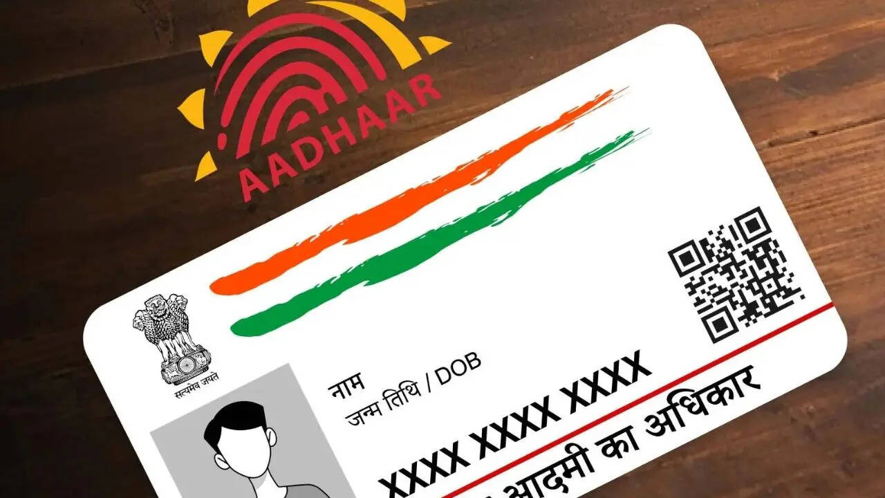 वेबसाइट पर जाने के बाद आपको आधार सर्विस के सेक्शन पर जाना होगा। यहां पर आपको Lock/Unlock Biometrics के ऑप्शन पर क्लिक करना होगा। कंफर्म करने के लिए आपको चेक बॉक्स पर क्लिक करके Lock/Unlock Biometrics पर क्लिक करना होगा।