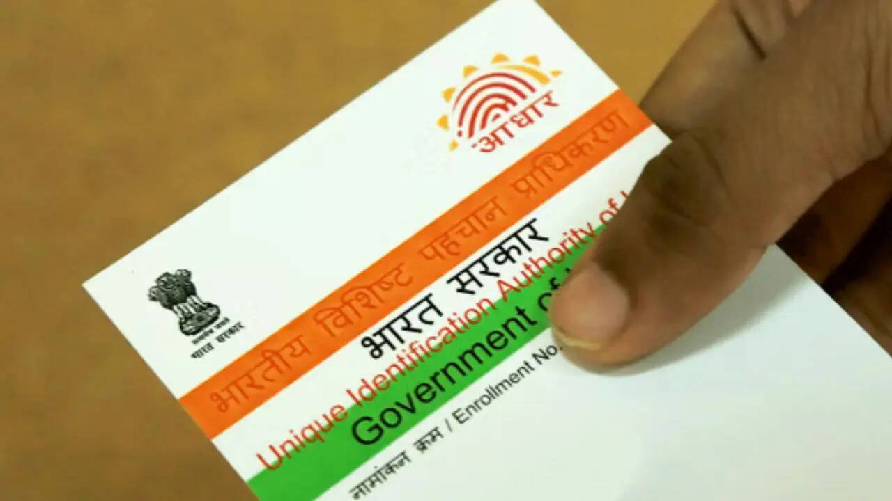 UIDAI आधार कार्ड को सुरक्षित रखने के लिए इसमें एक शानदार फीचर देता है। अगर आपका आधार कार्ड खो जाता है तो आप इसे तुरंत लॉक कर सकते हैं। इसके साथ ही इसे अनलॉक करने का भी फीचर मिलता है।