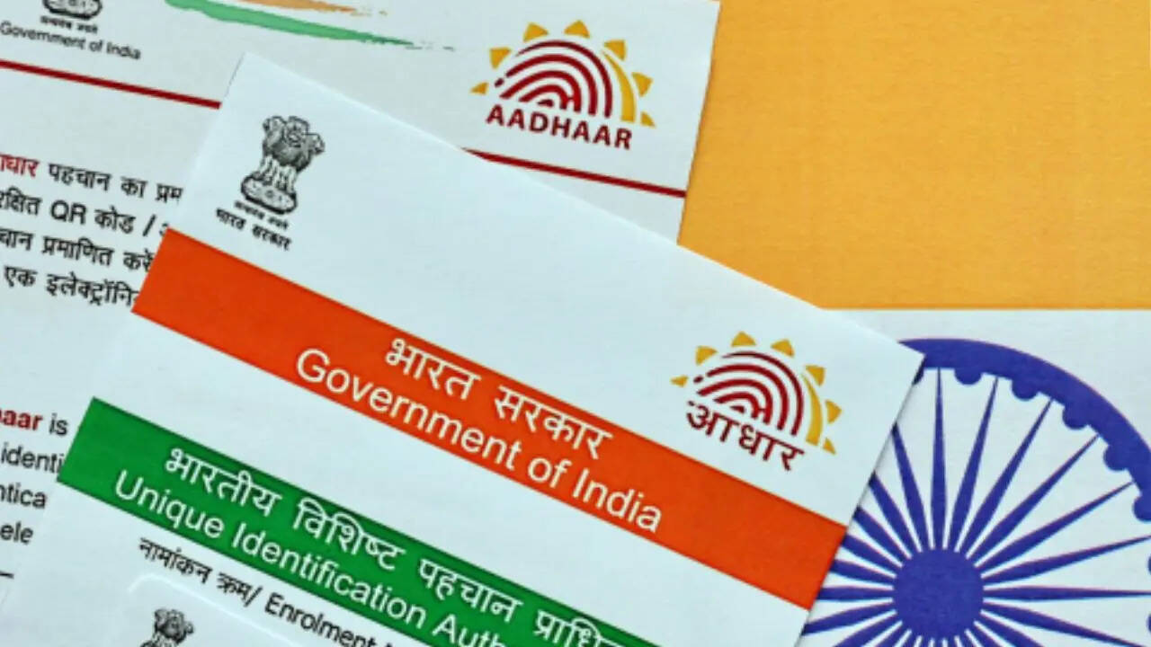 आधार कार्ड एक ऐसा जरूरी डॉक्यूमेंट है जिसमें हमारी पर्सनल जानकारी से लेकर हमारी बायोमेट्रिक डिटेल्स तक होती है। ऐसे में अगर यह खो जाए या फिर किसी दूसरे के हाथ में लग जाए तो इससे बड़ी दिक्कत हो सकती है। आधार हमारे मोबाइल नंबर से भी जुड़ा होता है इसलिए इसे सेफ रखना बेहद जरूरी है।