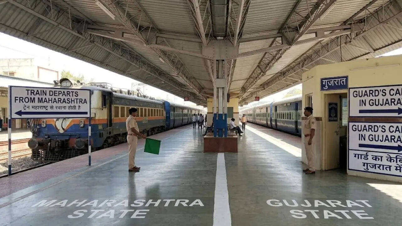 ​​ट्रेन खड़ी एक राज्य में, गार्ड दूसरे में​
