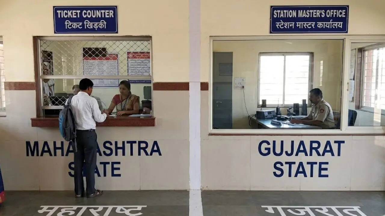 ​​​टिकट यहां, मास्टर वहां!​