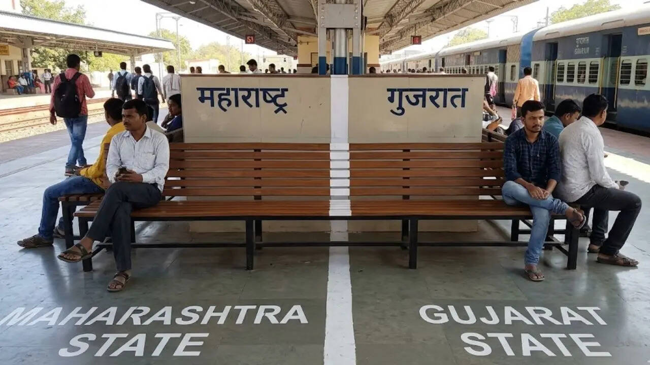 ​​​<strong>एक ही बेंच पर दो राज्यों का सफर</strong>​