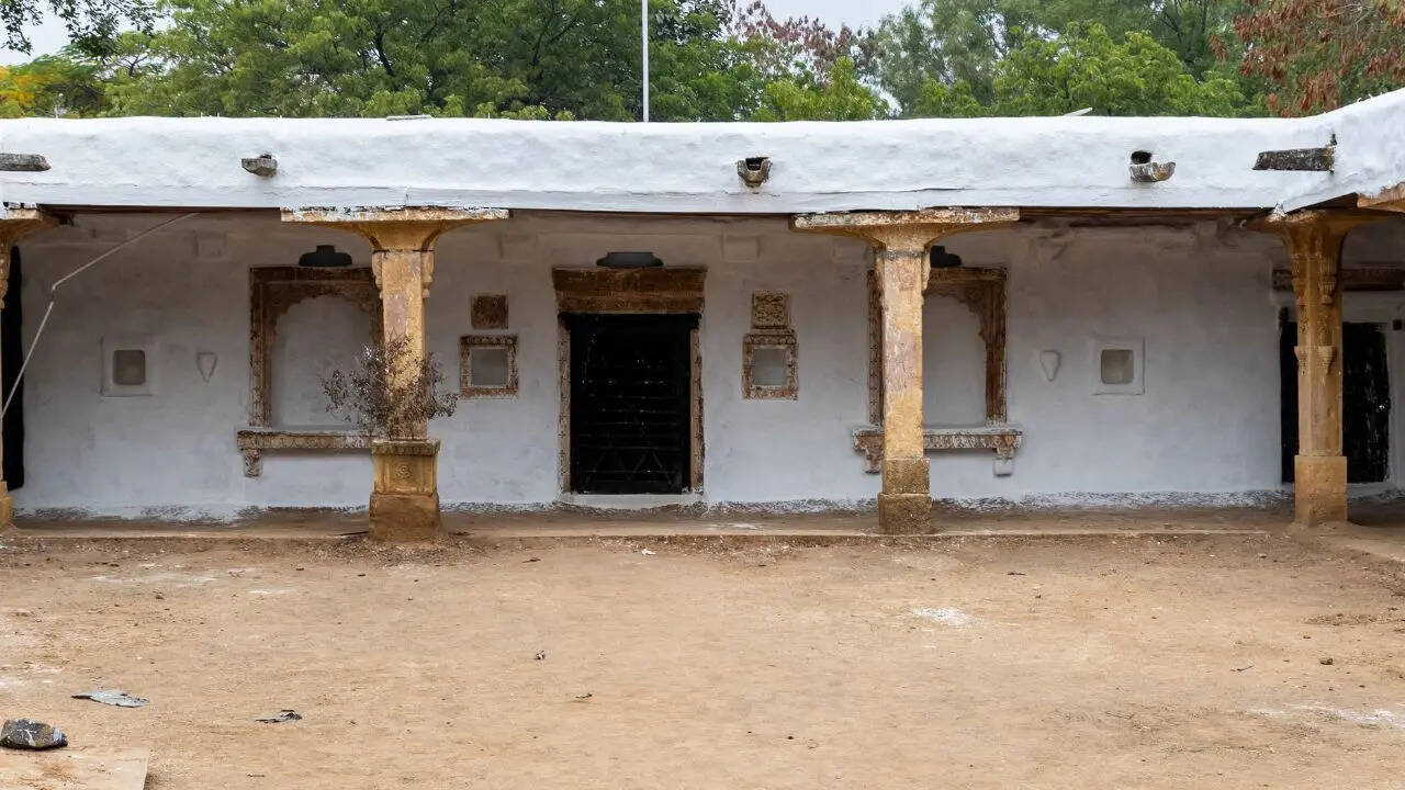 कई पारंपरिक घरों में ढलानदार छत होती थी, जो न केवल बारिश के पानी को बहाने में मदद करती थी, बल्कि गर्मी को भी कम करने में सहायक होती थी। इससे छत पर गर्मी कम जमा होती थी। 