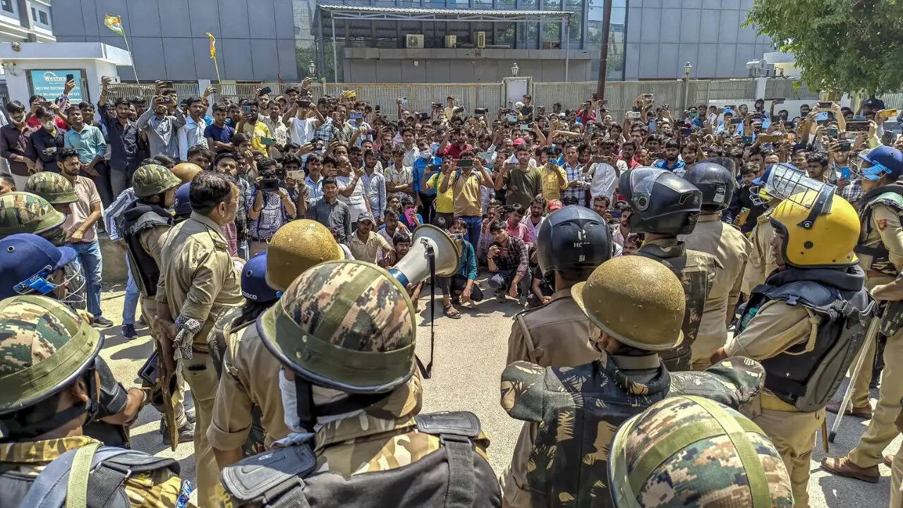 Noida Voilence : नोएडा हिंसा मामले में CP लक्ष्मी सिंह का बड़ा एक्शन ...
