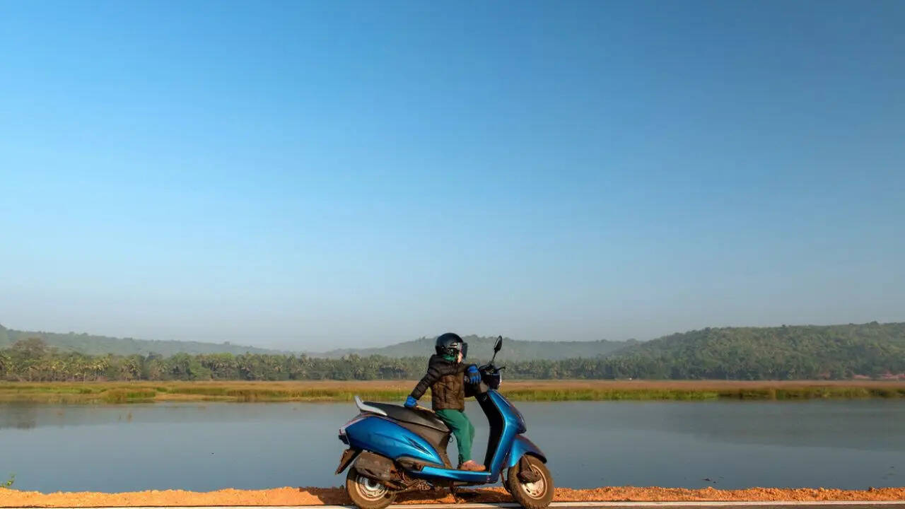 इलेक्ट्रिक स्कूटर को लेकर समय-समय पर मेंटेनेंस और चेकअप कराना भी जरूरी है। टायर प्रेशर, ब्रेक्स और बैटरी की स्थिति की जांच करते रहें। सही देखभाल से आपका ई-स्कूटर लंबे समय तक बेहतर परफॉर्म करेगा और गर्मियों में भी सुरक्षित रहेगा।