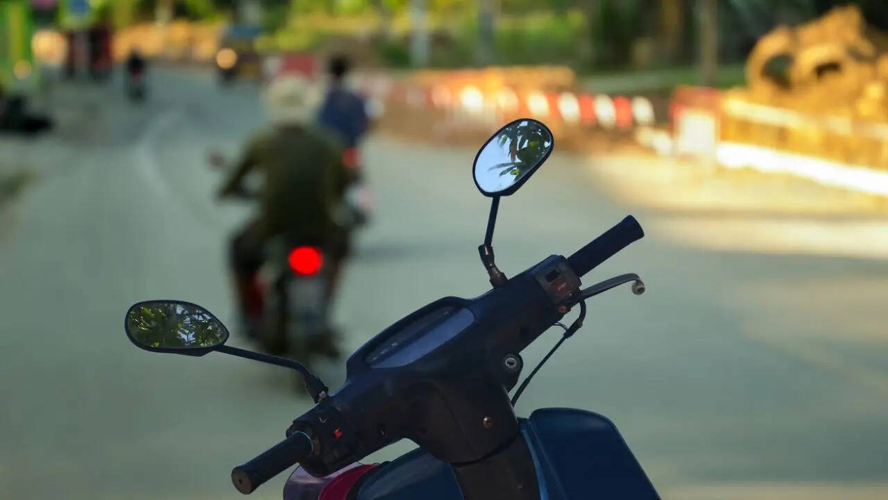 बैटरी चार्जिंग का सही तरीका अपनाना भी बेहद जरूरी है। गर्मियों में बैटरी पहले से ही गर्म रहती है, इसलिए स्कूटर चलाने के तुरंत बाद उसे चार्ज न करें। पहले उसे थोड़ा ठंडा होने दें, फिर चार्जिंग करें। इससे बैटरी सुरक्षित रहती है और उसकी लाइफ बढ़ती है।
