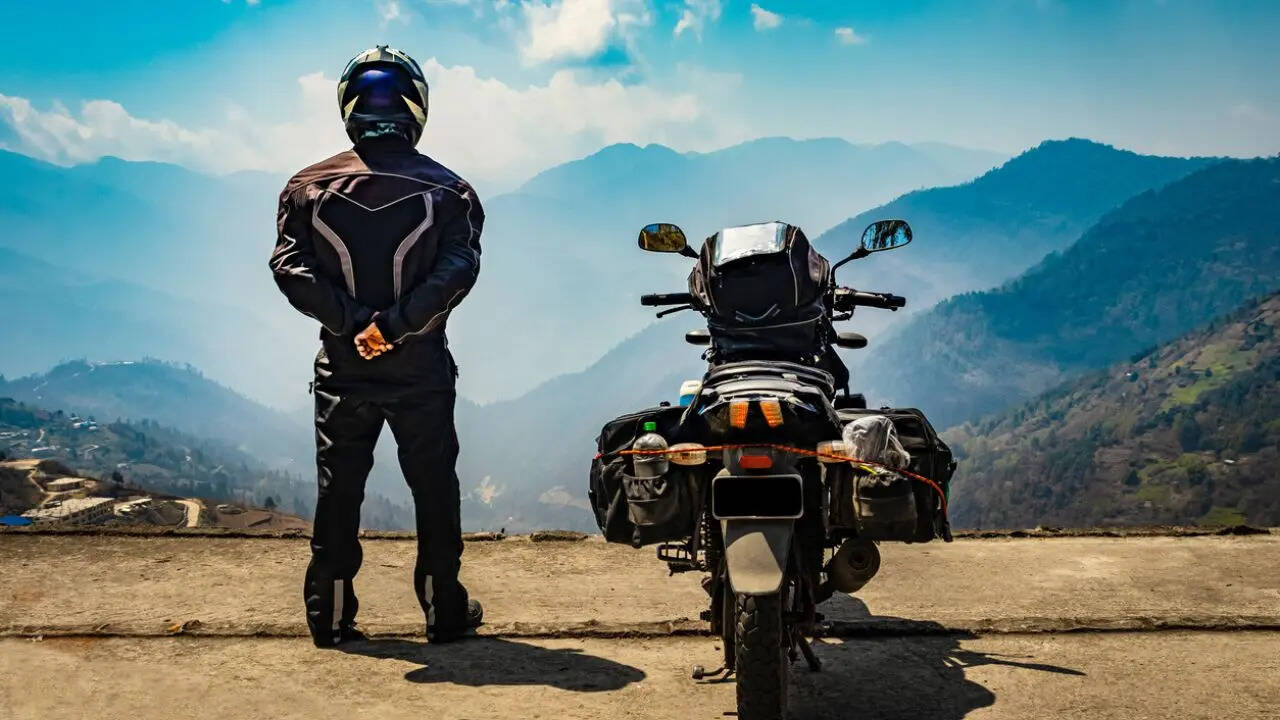 धूप में बाइक खड़ी करने का असर पेट्रोल से ज्यादा बाइक के दूसरे हिस्सों पर पड़ता है। लंबे समय तक धूप में रहने से सीट बहुत गर्म हो जाती है, जिससे बैठना असहज हो सकता है। इसके अलावा, बाइक का पेंट धीरे-धीरे फीका पड़ सकता है और प्लास्टिक व रबर के पार्ट्स कमजोर होकर जल्दी खराब हो सकते हैं।