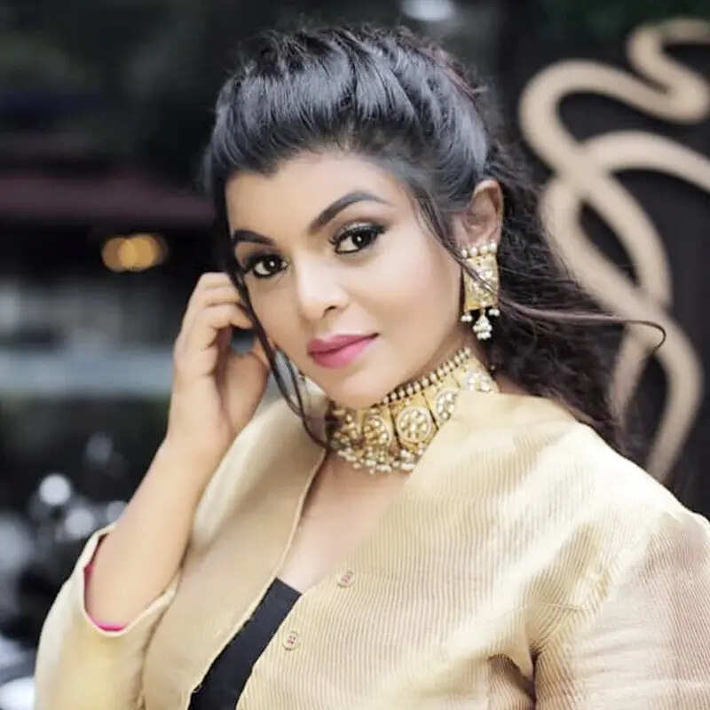 सुरेखा (Saee Barve)
