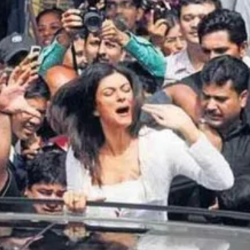 Sushmita Sen की कमर में बच्चे ने डाला हाथ
