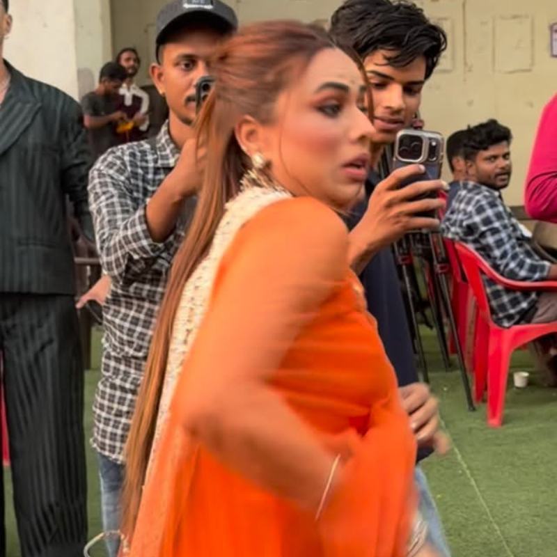 गिरने से बची निया शर्मा