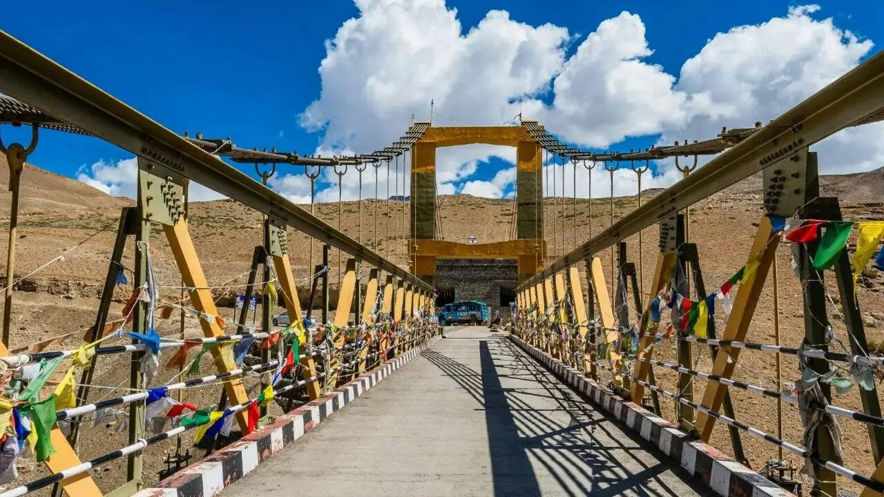 किन तीन देशों से है घिरा