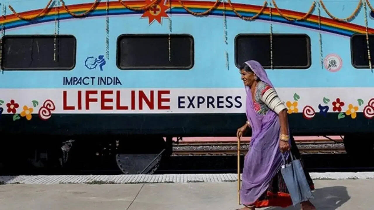 ट्रेन को दी जाती है प्राथमिकता
