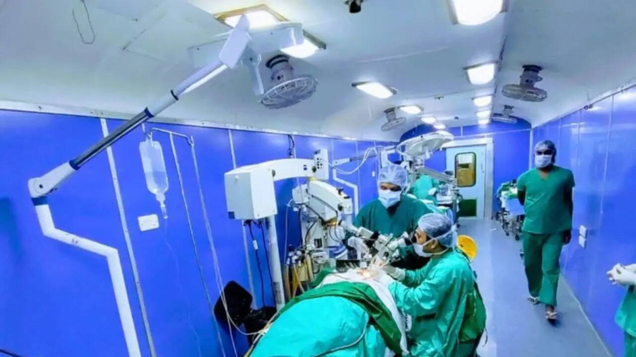 ​​ट्रेन के अंदर पूरा अस्पताल​