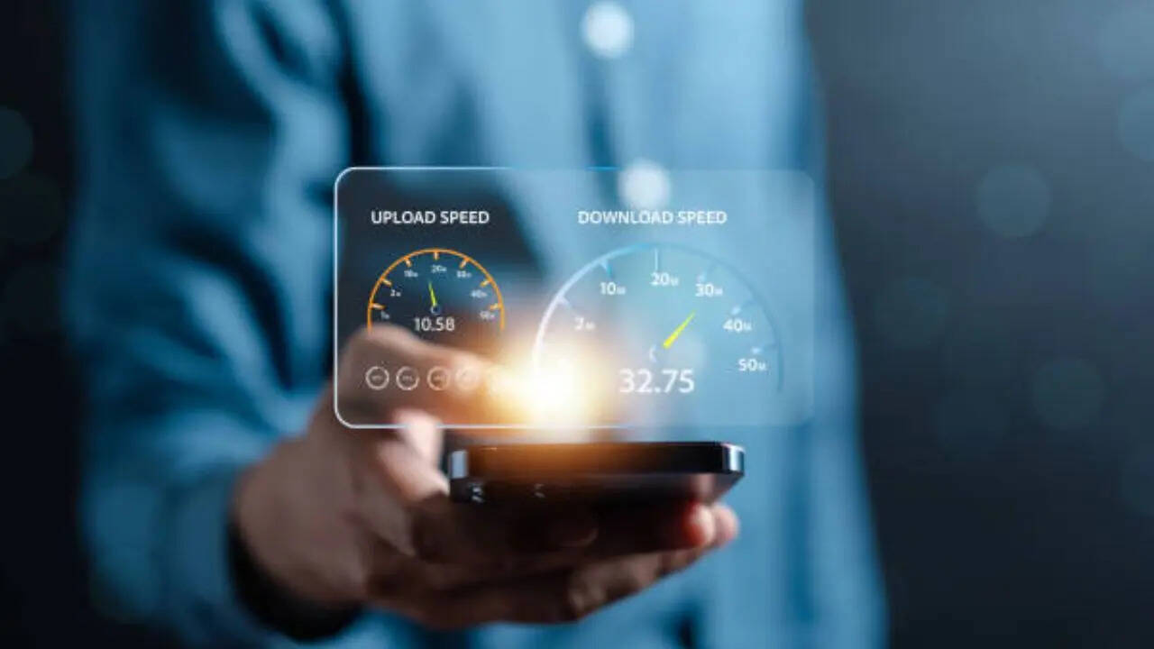 तीनों ही कंपनियों की तरफ से 5G सर्विस को भी लॉन्च कर दिया गया है। जियो और एयरटेल की 5G सर्विस देश के लगभग सभी शहरों में मौजूद है, वहीं वीआई की 5G सर्विस अभी सिर्फ देश के बड़े शहरों में ही उपलब्ध है।