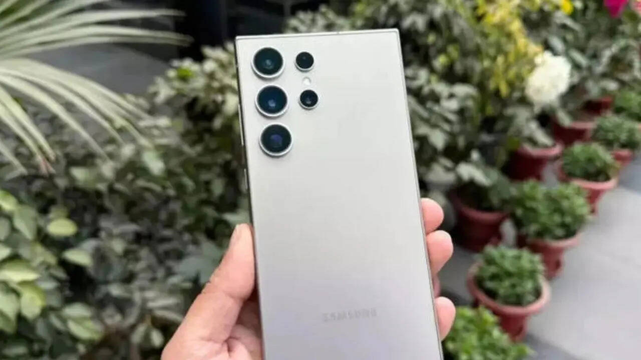 इसमें मिलने वाले दूसरे ऑफर्स की  बात करें तो इस पर आपको 3149 रुपये तक का कैशबैक भी दिया जा रहा है। कंपनी ग्राहकों को इसे 3691 रुपये की मंथली EMI पर खरीदने का भी मौका दे रही है।