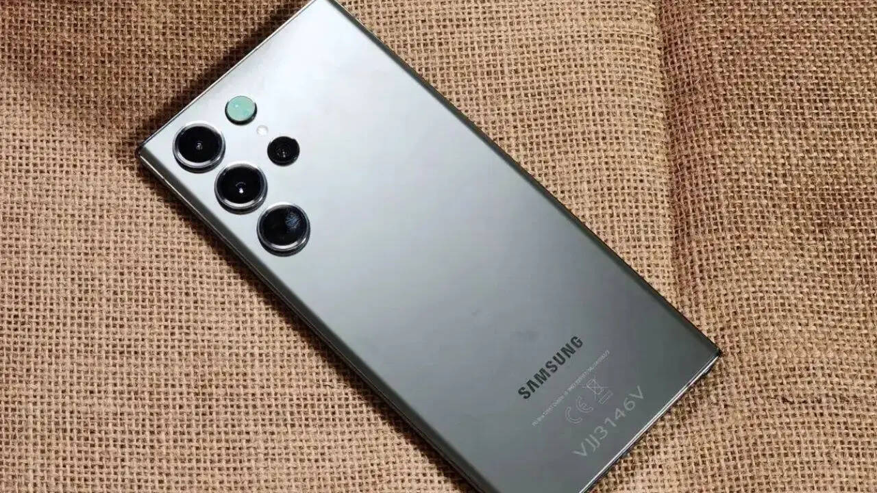 Galaxy S25 Ultra को अमेजन पर 1,29,999 रुपये की कीमत में लिस्ट किया गया है। हालांकि अब यह अपनी रियल प्राइस से 19% सस्ता मिल रहा है। आप इसे सिर्फ 1,04,999 में खरीद सकते हैं।
