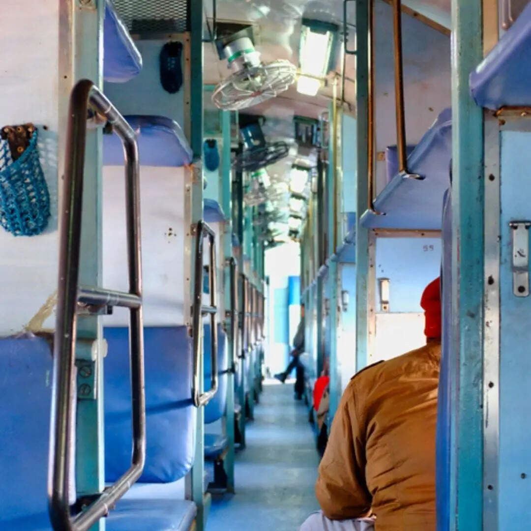 Tatkal टिकट बुक करते समय आप Ladies या General Quota नहीं चुन सकते। इसके अलावा इस योजना में किसी भी तरह की छूट (Concession) नहीं दी जाती, यानी सभी को पूरा किराया देना होता है।