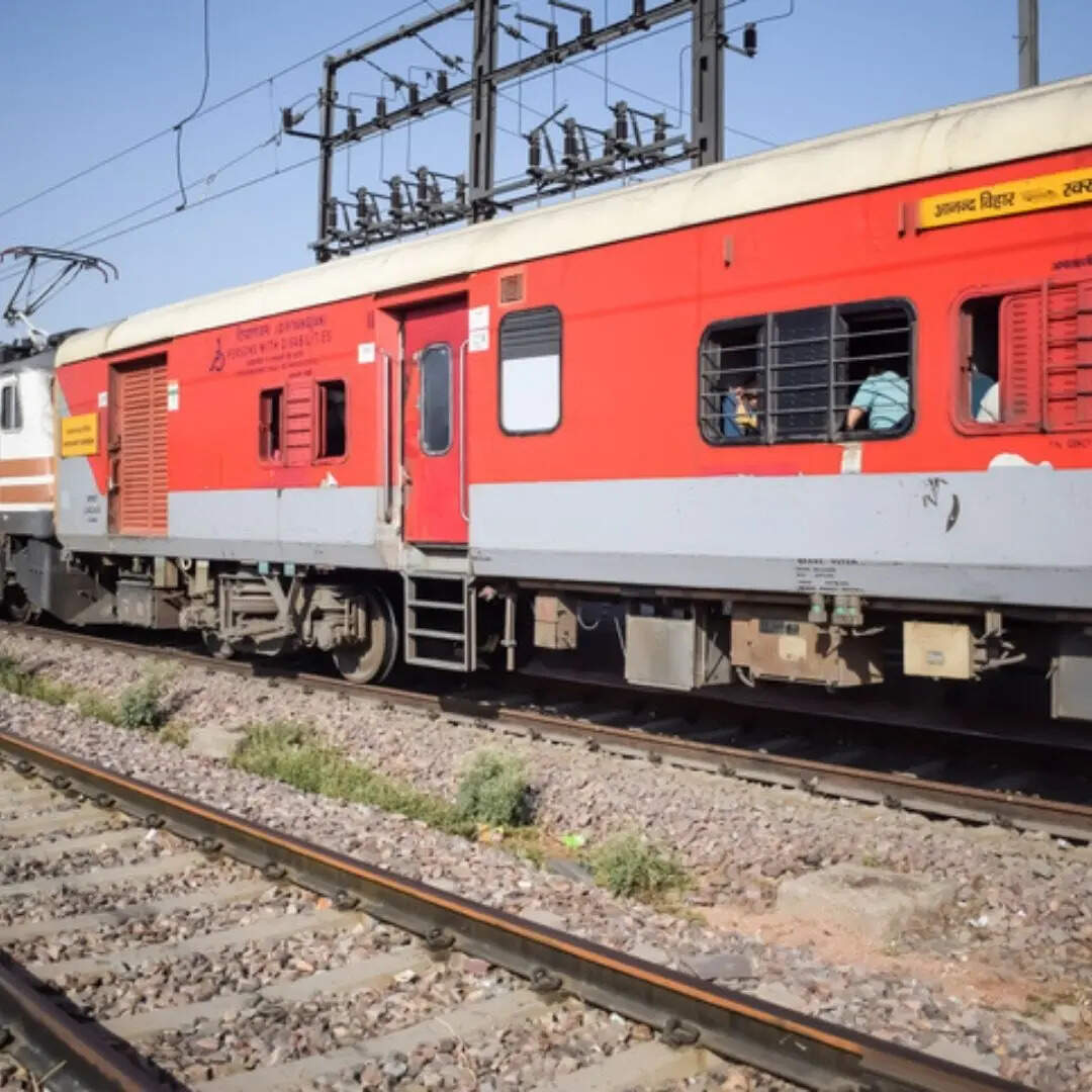 तत्काल टिकट का चार्ज यात्रा की श्रेणी और दूरी के आधार पर तय होता है। सेकेंड सिटिंग (2S) में 10–15 रुपये (न्यूनतम दूरी 100 किमी), स्लीपर में 100–200 रुपये  (500 किमी), AC चेयर कार में 125–225 रुपये (250 किमी) लिया जाता है। वहीं AC 3 टियर में 300–400 रुपये और AC 2 टियर व एग्जीक्यूटिव क्लास में 400–500 रुपये तक शुल्क लागू होता है, जिनमें न्यूनतम दूरी क्रमशः 500 किमी (3AC, 2AC) और 250 किमी (एग्जीक्यूटिव) तय है।