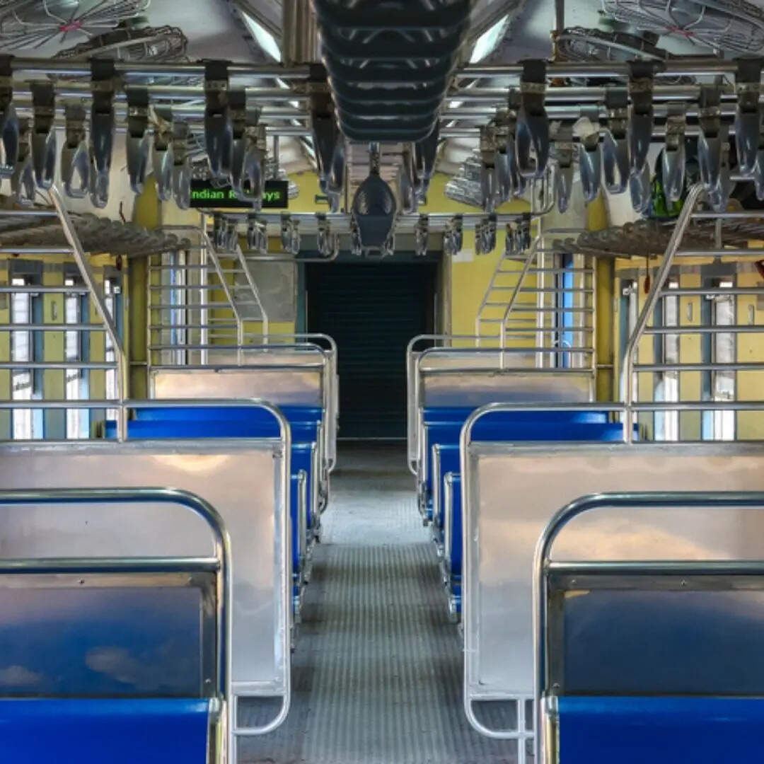 Tatkal बुकिंग का समय अलग-अलग क्लास के लिए अलग होता है। AC क्लास (2A, 3A, CC, EC, 3E) के लिए बुकिंग सुबह 10:00 बजे शुरू होती है, जबकि Non-AC क्लास (SL, FC, 2S) के लिए यह सुबह 11:00 बजे शुरू होती है। सही समय पर लॉग-इन करना बहुत जरूरी होता है क्योंकि टिकट जल्दी भर जाते हैं।