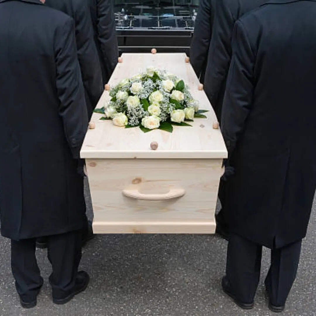 अपनों के मरने पर नोट जलाते हैं लोग