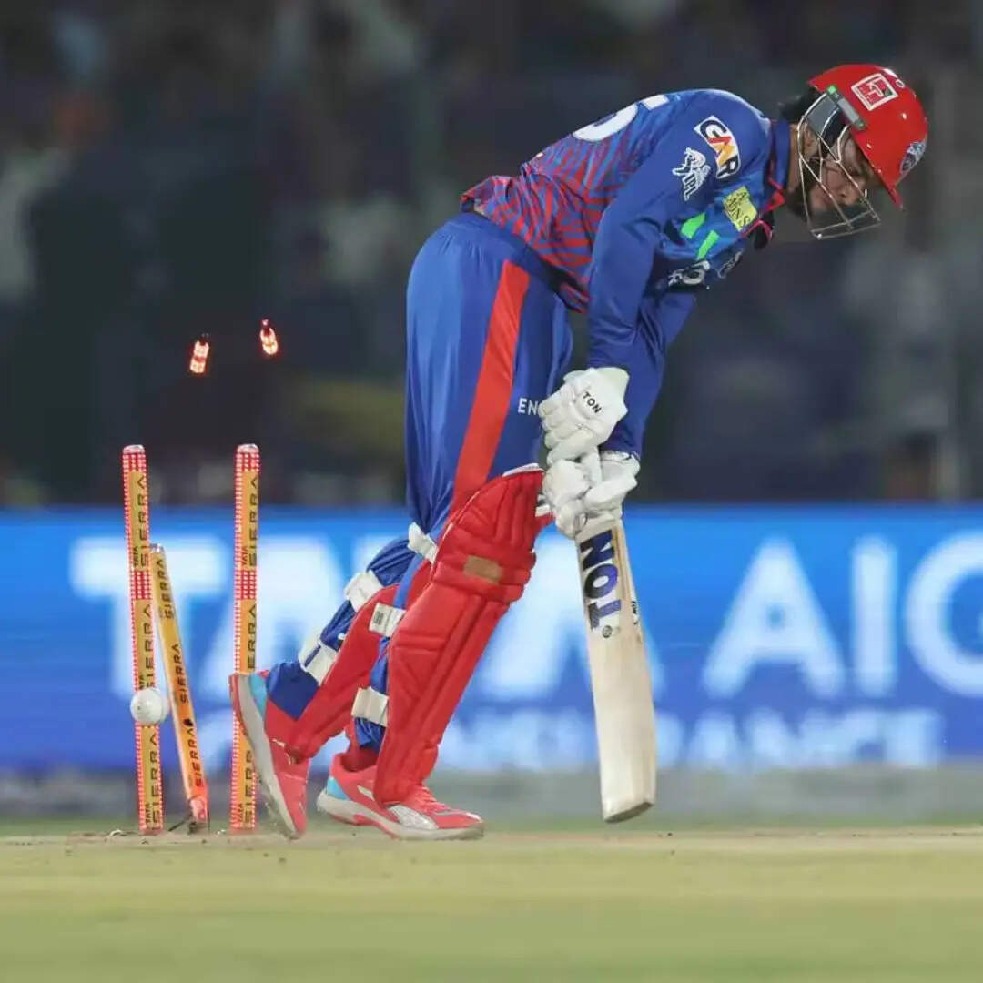 भुवनेश्वर कुमार ने शुरुआत