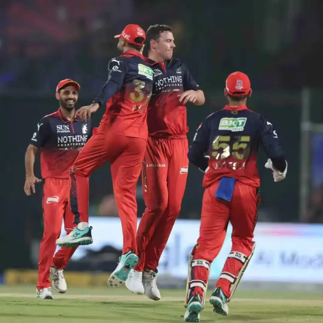 जोश हेजलवुड ने दूसरे ओवर में लिए दो विकेट 
