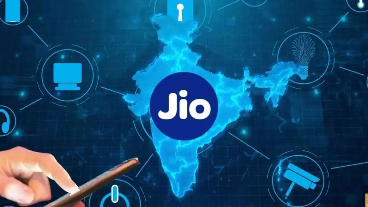 फ्री कॉलिंग के साथ ही जियो इस रिचार्ज प्लान में यूजर्स को फ्री चैटिंग की सुविधा दे रहा है। आपको 72 दिन तक सभी नेटवर्क पर फ्री चैटिंग के लिए हर दिन 100 फ्री एसएमएस दिए जाते हैं।