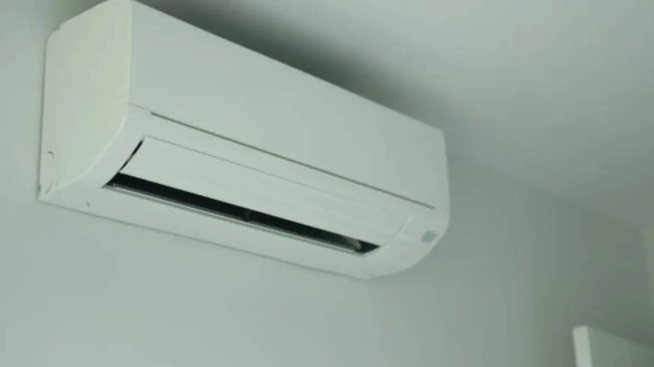 <strong>MarQ by Flipkart 1.5 Ton Split AC:</strong> अगर आपका बजट काफी कम है तो आप MarQ की तरफ जा सकते हैं। MarQ के डेढ़ टन स्प्लिट एसी को 47,899 रुपये की कीमत में लिस्ट किया गया है। आप इसे 48% डिस्काउंट के साथ सिर्फ 24,990 रुपये में खरीदकर घर ले जा सकते हैं।