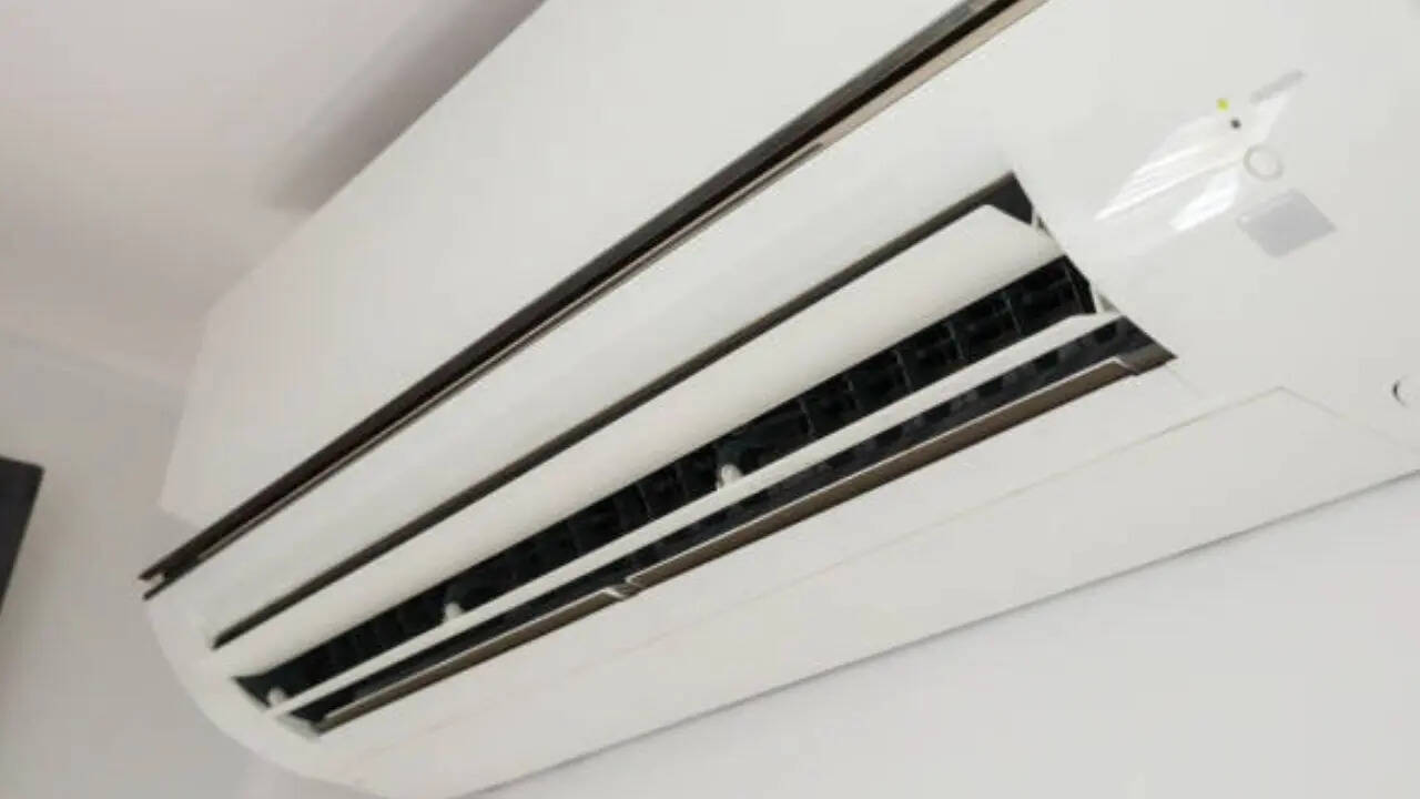 <strong>Voltas 1.5 Ton Split AC: </strong>वोल्टास के 1.5 टन स्प्लिट एसी को फ्लिपकार्ट में 42,990 रुपये की कीमत में लिस्ट किया गया है लेकिन अभी इस पर 35% का डिस्काउंट दिया जा रहा है। ऑफर के साथ आप इसे सिर्फ 27,990 रुपये में खरीद सकते हैं।