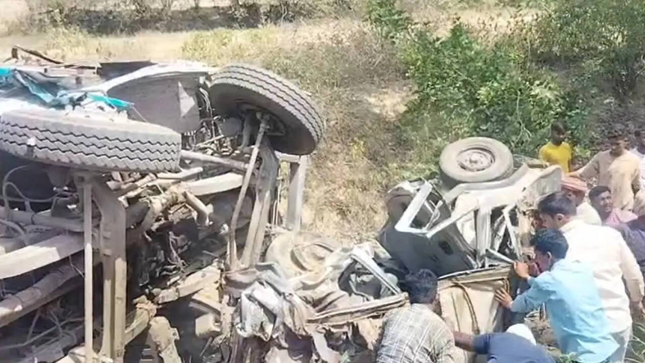 Unnao Accident: 6 Killed as Car Crashes into Truck During Overtake, Hit ...