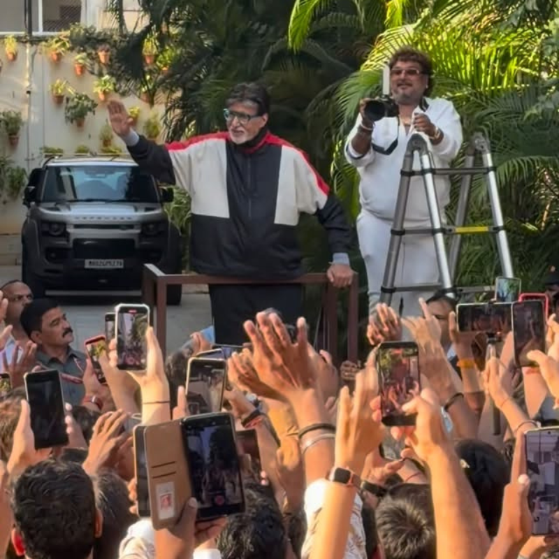 फैंस से मिले अमिताभ बच्चन