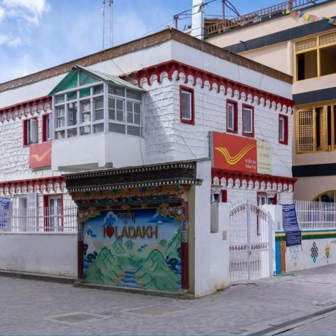 फॉर्म 121 को लेकर पोस्ट ऑफिस की भूमिका भी तय की गई है। पोस्ट ऑफिस इस फॉर्म के पार्ट A को प्राप्त कर उसकी जांच करेगा, पार्ट B को पूरा करेगा और इन रिकॉर्ड्स को सात वर्षों तक सुरक्षित रखेगा। हालांकि, जब तक सिस्टम पूरी तरह अपडेट नहीं हो जाता, तब तक फॉर्म 15G और 15H की मौजूदा प्रक्रिया जारी रहेगी।