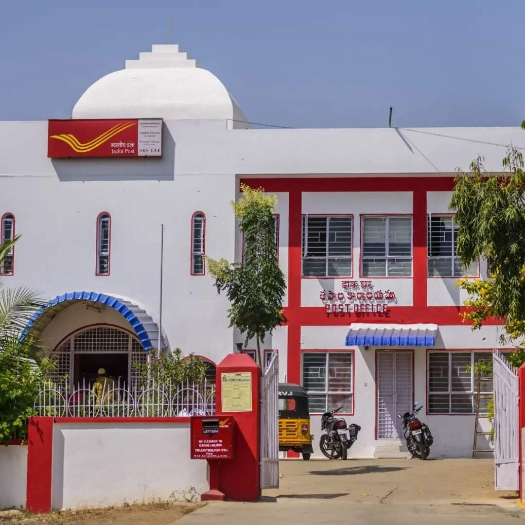 आयकर नियम, 2026 के अनुसार, अगर किसी जमाकर्ता के पास पैन नहीं है, तो पोस्ट ऑफिस को उससे फॉर्म 97 भरवाना होगा। इस फॉर्म में जमाकर्ता का नाम, पता, लेनदेन की प्रकृति, राशि और उससे जुड़े जरूरी दस्तावेजों की पूरी जानकारी देना अनिवार्य है।