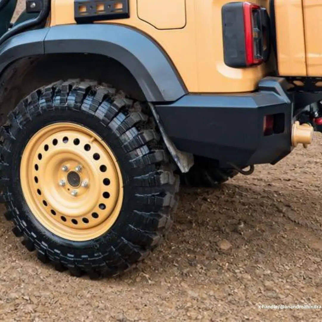 इस ATV का सेटअप यह दिखाता है कि इसे पहाड़ी इलाकों, रेगिस्तान और दूरदराज के क्षेत्रों जैसे कठिन वातावरण में इस्तेमाल के लिए तैयार किया गया है। हाई ग्राउंड क्लीयरेंस, मजबूत टायर और सादा लेकिन प्रभावी डिजाइन इसे भरोसेमंद और आसानी से रिपेयर करने योग्य बनाते हैं।