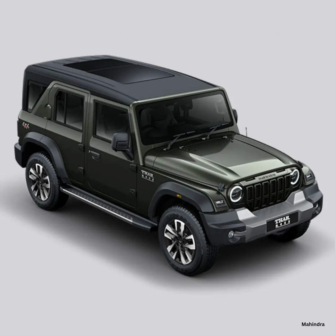 हालांकि इसका बेस प्लेटफॉर्म Mahindra Thar Roxx से लिया गया है, लेकिन डिफेंस वर्जन में कई बड़े बदलाव किए गए हैं। इसमें बॉडी पैनल्स को कम किया गया है, स्ट्रक्चर को मजबूत बनाया गया है और अलग-अलग टैक्टिकल जरूरतों के लिए कई माउंटिंग पॉइंट्स जोड़े गए हैं।