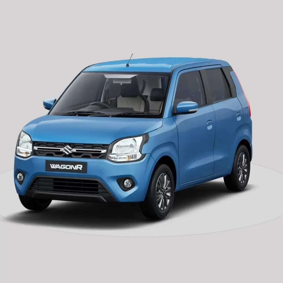 WagonR ने 96,381 यूनिट्स की बिक्री साथ तीसरा स्थान हासिल किया। यह कार अपने बड़े केबिन, आसान ड्राइविंग और किफायती कीमत के कारण काफी पसंद की जाती है। CNG ऑप्शन इसे और भी ज्यादा बजट-फ्रेंडली बनाता है।