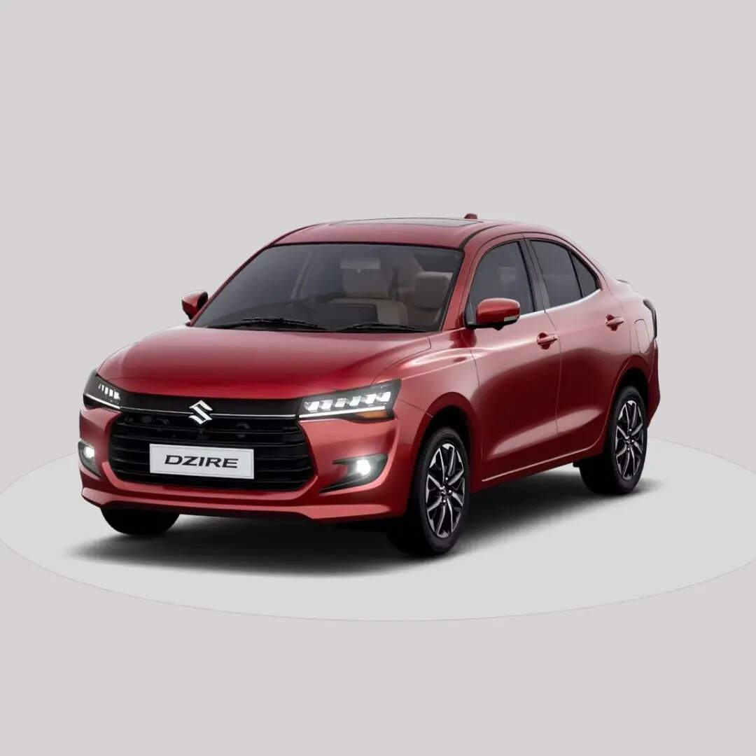 Maruti Dzire ने 1,35,330 यूनिट्स की बिक्री के साथ लिस्ट में दूसरा स्थान पाया। यह कॉम्पैक्ट सेडान अपनी शानदार माइलेज और लो मेंटेनेंस कॉस्ट के लिए जानी जाती है। CNG वर्जन खासतौर पर उन लोगों के बीच लोकप्रिय है, जो रोजाना लंबी दूरी तय करते हैं।