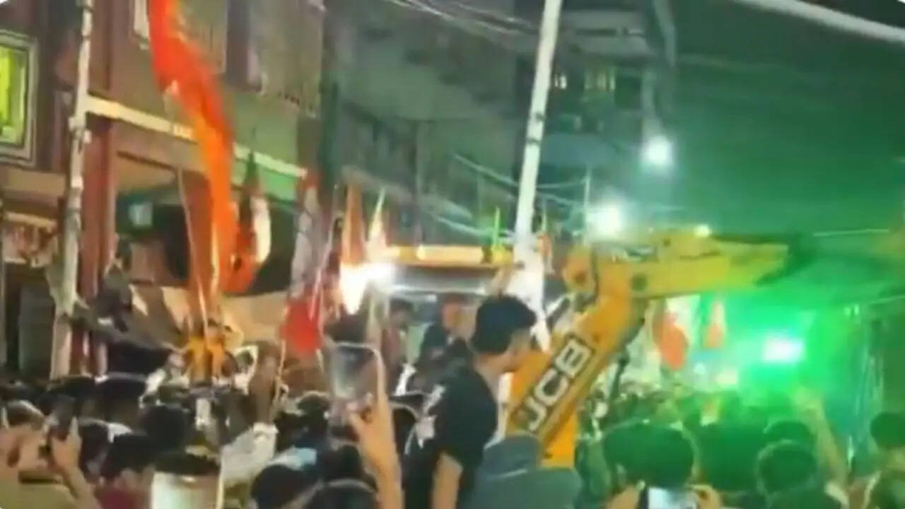 बंगाल में आधी रात बुलडोजर एक्शन, कोलकाता के न्यू मार्केट में TMC दफ्तर तोड़ने का आरोप; महुआ मोइत्रा ने शेयर किया वीडियो | Times Now Navbharat