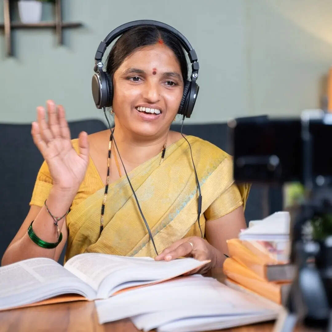 आज के डिजिटल दौर में ऑनलाइन कोचिंग और स्किल ट्रेनिंग का बिजनेस तेजी से बढ़ रहा है। पढ़ाई या डिजिटल स्किल्स जैसे ग्राफिक डिजाइनिंग और वीडियो एडिटिंग की मांग पूरे साल रहती है। आप घर बैठे ऑनलाइन क्लास या रिकॉर्डेड कोर्स से अच्छी कमाई कर सकते हैं।