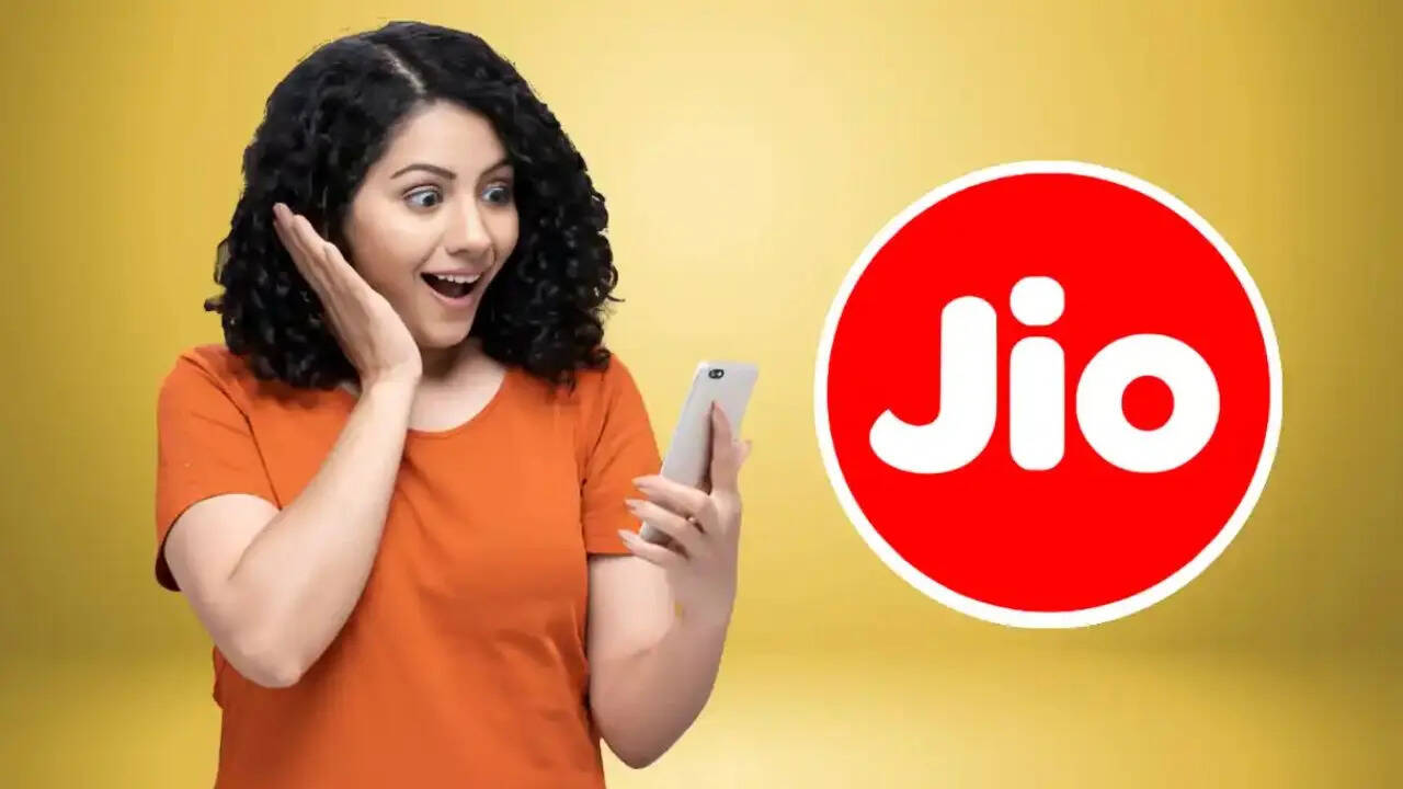 फ्री कॉलिंग के साथ-साथ जियो अपने ग्राहकों को रिचार्ज प्लान में फ्री चैटिंग की भी सुविधा देती है। आपको लोकल और एसटीडी दोनों ही नेटवर्क के लिए हर दिन 100 फ्री एसएमएस भी मिलते हैं। 