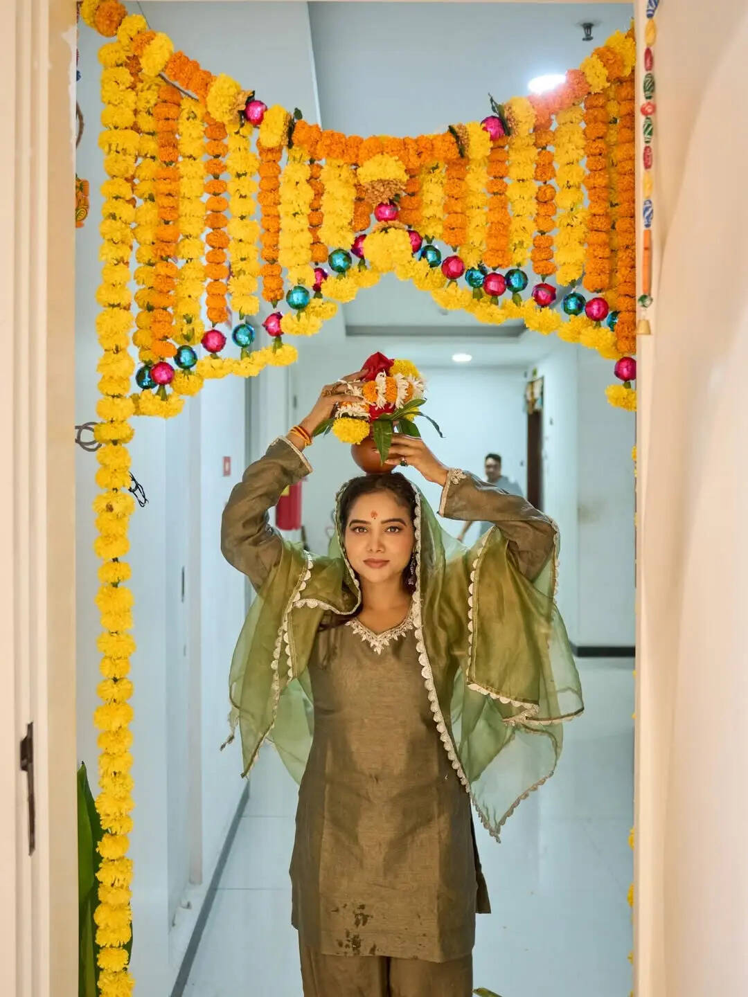 सिर पर कलश रख मनीषा रानी ने किया गृह प्रवेश